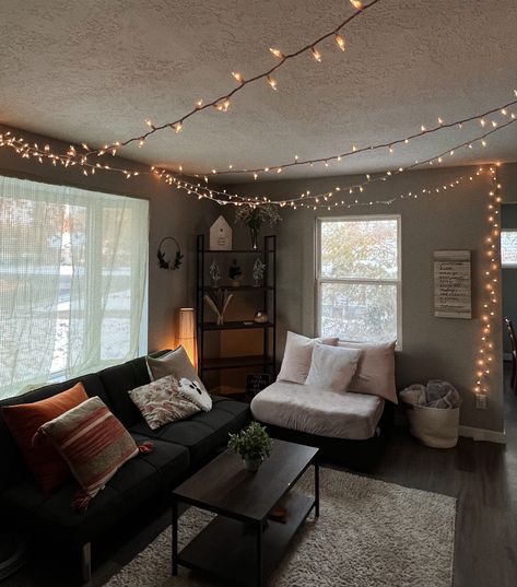 #collegelife #homeinspiration #aesthetic #roomdecoration #houseinterior Broke Apartment Aesthetic, Winter Apartment Aesthetic, Townhouse Decorating Bedroom, Small Apartment Living Room Aesthetic, Cozy First Apartment, College House Inspiration, Basement Suite Decor, Simple Apartment Inspiration, Alt Apartment Aesthetic