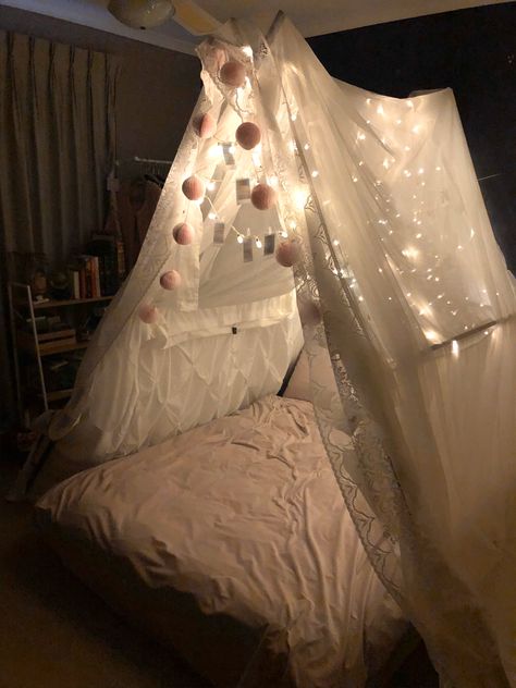 Tents Aesthetic, Sleepover Board, Sleepover Forts, Blanket Nest, Diy Blanket Fort, Bedroom Fort, Tent Kids Room, Tent Bedroom, Fort Night