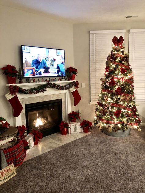 Christmas Tree White Lights, Christmas Decoration Living Room, Christmas Decor Living Room, A December To Remember, White Christmas Decor Ideas, December To Remember, Diy Christmas Decor Ideas, Lights For Christmas, Christmas Decorations Apartment