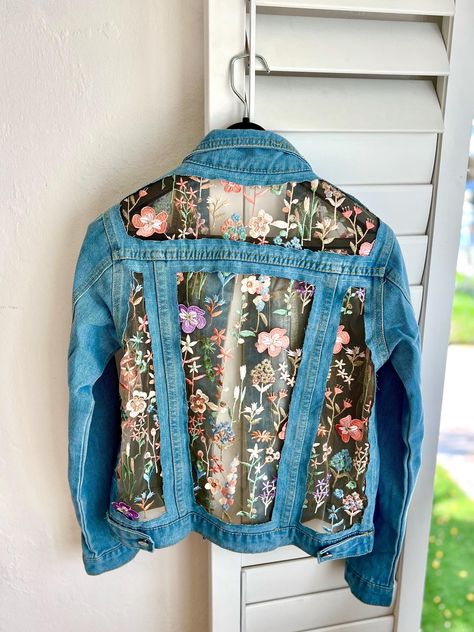 Denim Embroidery Jacket, Art Show Outfit, Painted Sweatshirt, Recyceltes Denim, Customised Denim Jacket, Altered Clothes, Designer Denim Jacket, Butterfly Makeup, Painting Fabric