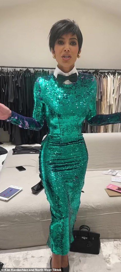 Kris Jenner Green Dress, Kim Kardashian Green Dress, Kris Jenner Dress To Impress, Celebrity Style Dress To Impress, Kim Kardashian Dress To Impress, Celebrity To Dress Up As, Kris Jenner Halloween Costume, Kardashians Costume, Celebrity Event Outfits Dress To Impress