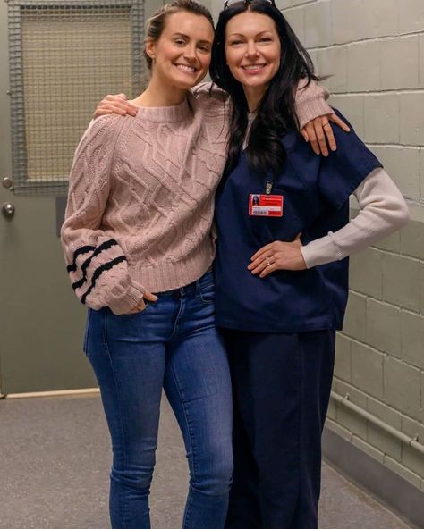 New BTS pics of Taylor Schilling and Laura Prepon on the set of oitnb season 7 Taylor Schilling Laura Prepon, Oitnb Cast, Piper Chapman, Alex And Piper, Alex Vause, Taylor Schilling, Laura Prepon, Netflix Account, Orange Is The New