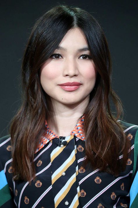 Cast Of "Crazy Rich Asians." Am I the only one who thinks Gemma looks like an Asian Jennifer Lawrence?? Gemma Chan Hair, Asian Hairstyles Round Face, Hair For Round Face Shape, Free Hairstyle, Short Hair Cuts For Round Faces, Long Shag Haircut, Great Haircuts, Natural Wavy Hair, Hairstyle Trends