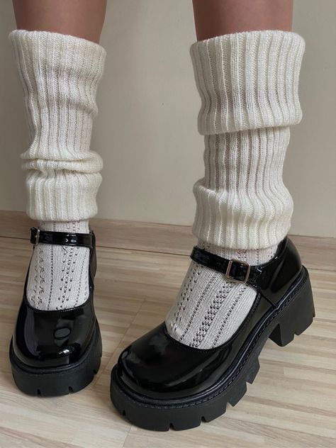 Mary Jane Shoes Outfit Winter, Mary Jane Shoes Outfit Aesthetic, Socks Mary Janes, Platform Mary Janes Outfit, How To Style Mary Janes, Outfits With Mary Janes, Mary Jane Outfit, Mary Janes Outfit, Scrunch Socks