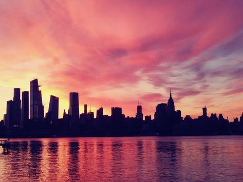 NYC skyline at sunset. Pink Sunset Macbook Wallpaper, Cityscape Macbook Wallpaper, Skyline Sunset, New York Landscape Wallpaper Laptop, Sunset In New York, New York Sunset Wallpaper Laptop, New York Sunset, New York City Night, Night Skyline