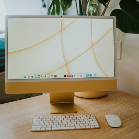 Apple Mac Desktop Aesthetic, Imac M1 Desk Setup, Yellow Imac Desk Setup, Imac Apple Aesthetic, Mac Computer Aesthetic, Imac Desk Setup Aesthetic, Apple Mac Desktop, Imac Office, Imac Setup