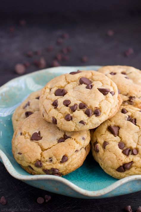 Soft and thick chocolate chip cookies loaded with chocolate chips. You'll never guess what secret ingredient makes these cookies extra yummy! Ultimate Chocolate Chip Cookies, Crisco Recipes, Ultimate Chocolate Chip Cookie, Diet Vegetarian, Chewy Cookie, Cookies Recipes Chocolate Chip, Pecans, Cookie Bars, Chip Cookies