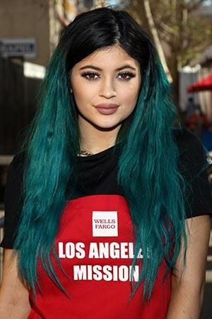 Kylie Jenner is rocking natural hair these days and we've got to admit that we're totally jealous of her look. Kylie Jenner Transformation, Kylie Jenner Hair, Jenner Makeup, Kylie Jenner Makeup, Kylie Jenner Style, Peruvian Hair, Celebrity Beauty, Kris Jenner, Kendall And Kylie