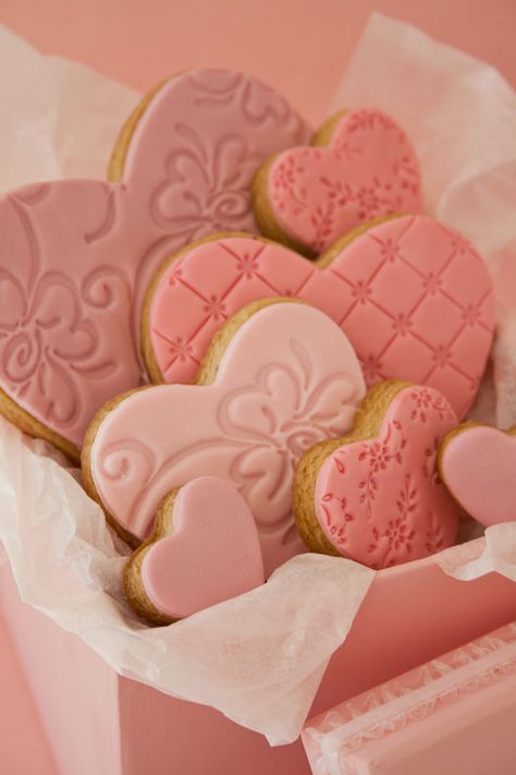 Blog has info about tools used to decorate fondant for cookies or cakes.  These cookies are beautiful! Heart Sugar Cookie, Decoration Patisserie, Iced Biscuits, Shaped Cookies, Heart Shaped Cookies, Fondant Cookies, Valentines Day Cookies, Pretty Cookies, Fancy Cookies