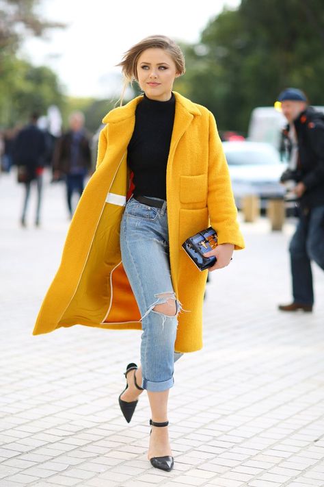 How to rethink your wardrobe without spending any money Yellow Coat Outfit, Mode Mantel, Casual Edgy, Yellow Coat, Winter Stil, Coat Outfits, Mode Inspo, Yellow Fashion, Coat Fashion