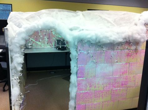 Igloo Office Decoration, Igloo Cubicle, Igloo Decorations, Christmas Cubicle, Cubicle Decorations, Prank Wars, Christmas Desk, Work Decor, Office Life