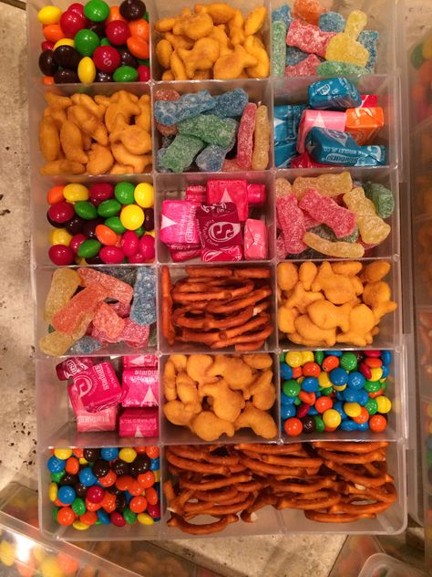 Travel Candy Ideas, Snack Box For Traveling, Airplane Snackle Boxes, Snack Box Travel, Tackle Box Snack Boxes, Snack Ideas From Store, Snack Tackle Box Ideas, Road Trip Snacks To Make, Snack Box For Car