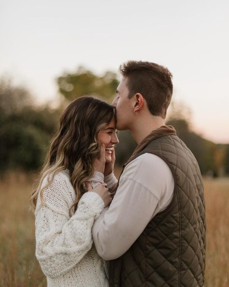 Cute Couple Photo Ideas, Hugs Cute, Creative Photo Ideas, Fall Couple Pictures, Fall Couple Photos, Couple Photo Ideas, Inspo Pictures, Engagement Picture Outfits, Fall Engagement Pictures