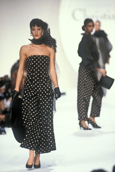 Dior Runway 90s, Guilded Glamour, Dior Couture Dresses, Decades Of Fashion, Runway Gowns, Dior Collection, 90s Runway Fashion, Art Outfit, Vintage Runway