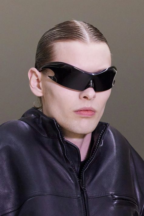 Balenciaga Fall 2023 Ready-to-Wear Fashion Show | Vogue Punk Sunglasses, Futuristic Sunglasses, Goggle Sunglasses, Y2k Sunglasses, One Piece Man, Moda Punk, Future Style, Cyberpunk Style, Rimless Sunglasses