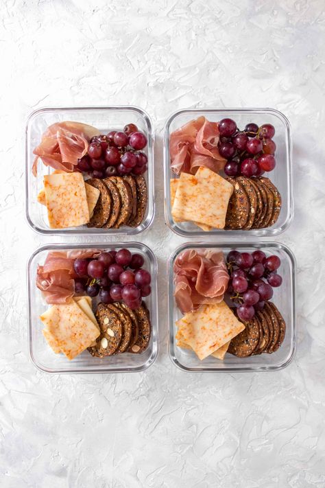 Lunchables For Adults, Lunch Box Ideas For Adults, Mini Cheese Board, Easy Lunch Box Ideas, Diy Lunchables, Tips For Meal Prepping, Lunch Saludable, Fruit Lunch, Healthy Lunch Snacks