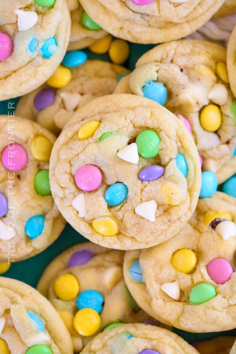 Easter M&M Cookies are a colorful addition to Easter Sunday. Who doesn't love chewy cookies with seasonal chocolatey pastel candy? Mm Cookies, Cruffin Recipe, Foil Packet Dinners, Coconut Cheesecake, M M Cookies, Chewy Cookies, Butter Salmon, Easter Desserts Recipes, Oven Fried Chicken