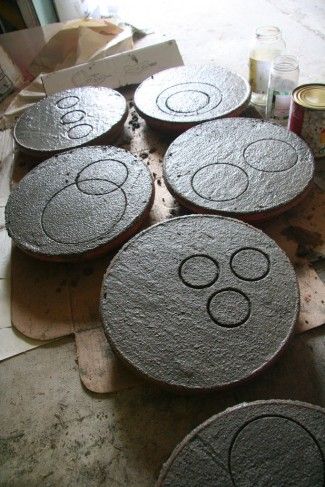 Round Stepping Stones, Stepping Stone Molds, Diy Cement, Concrete Stepping Stones, Stepping Stones Diy, Stone Molds, Garden Stepping Stones, Garden Steps, Vintage Garden Decor