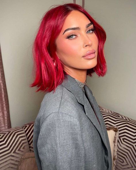 Reverse Bob Haircut, Red Bob Hair, Megan Fox Hair, Estilo Megan Fox, Vibrant Red Hair, Red Hair Looks, Cherry Red Hair, Red Bob, Short Red Hair