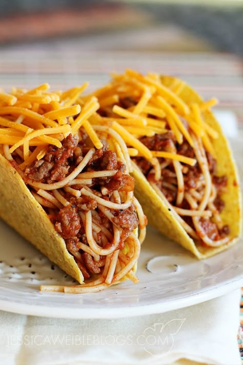 Spaghetti Tacos Spaghetti Tacos, Taco Spaghetti, Spaghetti Recipes, Weird Food, Quesadillas, Freezer Meals, Food Cravings, Soul Food, Mexican Food Recipes