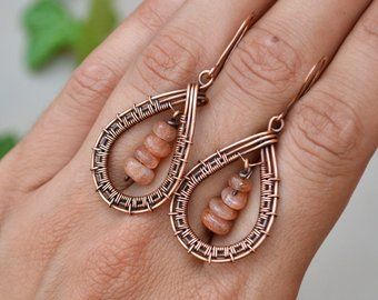 Weaving Earrings, Sunstone Earrings, Wire Wrapped Gemstone Jewelry, Wire Jewelry Earrings, Rings Ideas, Bijoux Fil Aluminium, Beaded Earrings Tutorials, Wire Jewelry Designs, Wire Wrapping Crystals