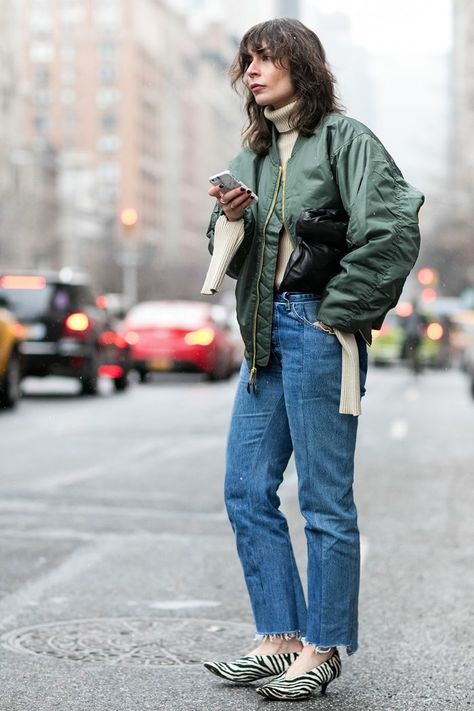 See the bomber jacket outfit ideas we're loving for 2018, thanks to our favorite street style stars. Green Jacket Outfit, Ma 1 Jacket, Jacket Outfit Women, La Fashion Week, Mode Casual, La Fashion, Cool Street Fashion, Mode Inspiration, Jacket Style