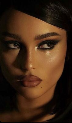 Heavy Black Eyeliner, Smoky Eyeshadow Look, Sultry Makeup Black Women, Upturned Eye Makeup, Sunken Eyes Makeup, Messy Smokey Eye, Smoky Eyeliner Look, Smoky Makeup Looks, Edgy Makeup Looks Grunge