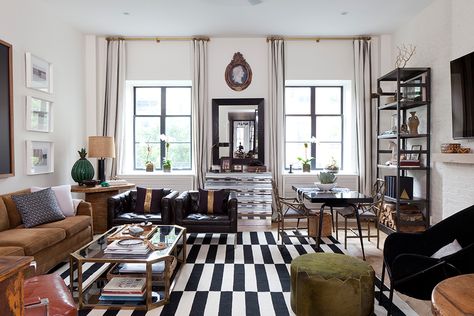 Nate Berkus eclectic living room black white and gold Nate Berkus Living Room, Ikea Stockholm Rug, Nate Berkus Design, Decoration House, Design Salon, Interior Room, Nate Berkus, Home Indoor, Top Interior Designers