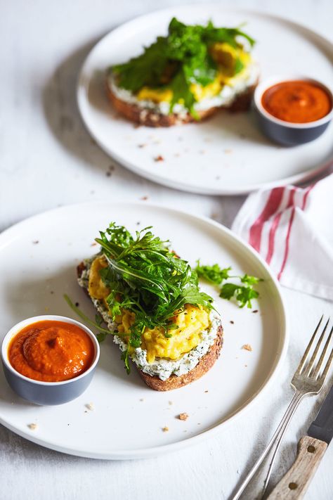 Goat Cheese Toast, Easy Scrambled Eggs, Fancy Toast, Herbed Goat Cheese, Weekend Brunch Recipes, Scrambled Eggs With Spinach, Scrambled Eggs Recipe, Easy Tomato Sauce, Natural Girl