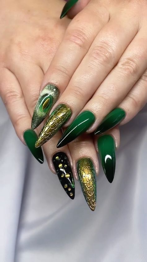 blackgirlsdonails on Instagram: @fauxjacat WOW!!!!! Dragon nail art for the WIN! 🏆🏆🏆 Plan your joy! Follow @blackgirlsdonails and click the link in our bio to visit the… Viking Nail Art Ideas, Dragon Scales Nails, House Of The Dragon Nail Art, Dungeons And Dragons Nail Art, Medusa Nail Art, House Of The Dragon Nails, Shego Nails, Slytherin Nail Art, Dragon Nails Designs