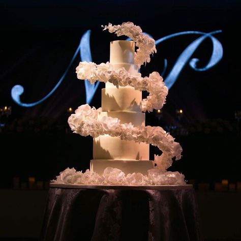 Extreme Wedding Cakes, Wedding Cake Floral, Butterfly Wedding Decorations, Royal Wedding Cake, Cake Floral, Art Deco Cake, Big Wedding Cakes, Dream Wedding Cake, Wedding Cake Table