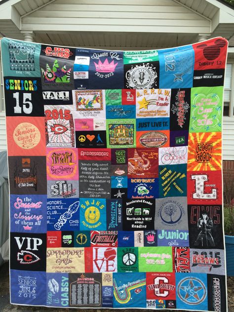 Tshirt Quilt Tutorial, Tshirt Quilts, Shirt Quilts, Tshirt Blanket, T Shirt Quilt, Senior Shirts, Tshirt Quilt, Blanket Ideas, Quilt Tutorial