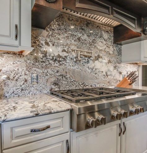 Granite Backsplash Kitchen, Island Backsplash, Sparkle Kitchen, Gambling Illustration, Glass Tiles Kitchen, Natural Stone Backsplash, Advice Videos, Granite Backsplash, Countertop Backsplash