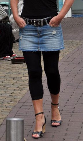 Denim miniskirts with cropped leggings- Cosmopolitan.com Moda 2000s, 2008 Style, 2008 Fashion, 2007 Fashion, 00s Mode, Leggings Mode, Gothic Leggings, Jean Skirt Outfits, Look Legging