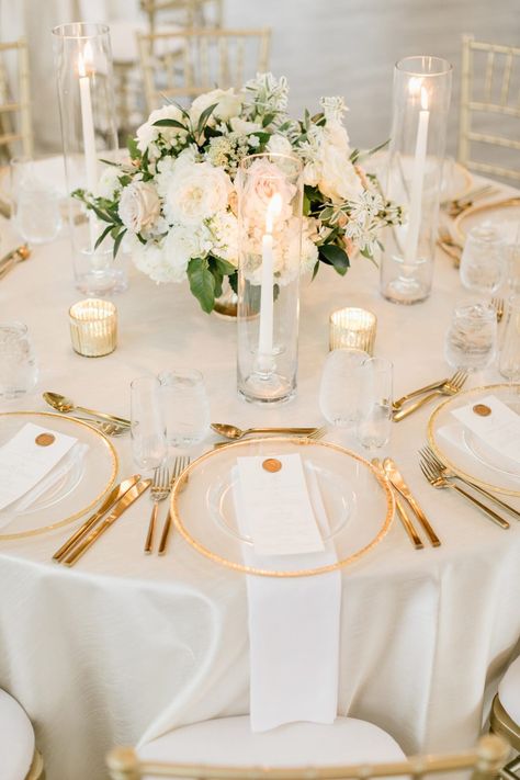 gold and white place setting on round table Round Wedding Tables, Rustic Wedding Decorations, Late Summer Weddings, Tafel Decor, Summer Beach Wedding, Cape Cod Wedding, Wedding Cape, Wedding Table Decorations, Martha Stewart Weddings