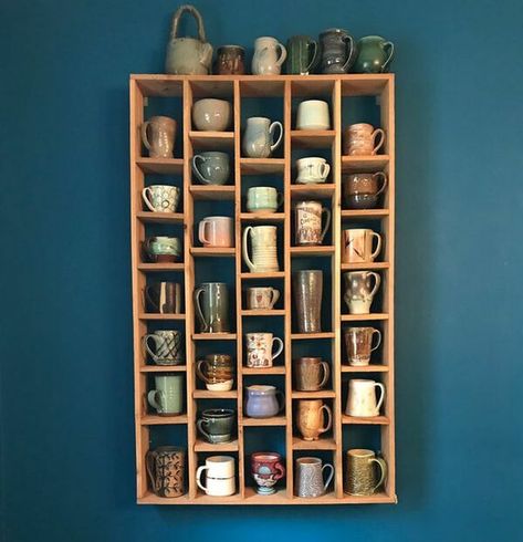 Built In Mug Wall, Tea Mug Display, Cups And Mugs Organization, Shelf For Mugs, Tea Cup Shelf Display, Mug Rack Diy, Mugs Display Ideas, Coffee Cup Shelf Display, Cup Shelf Display