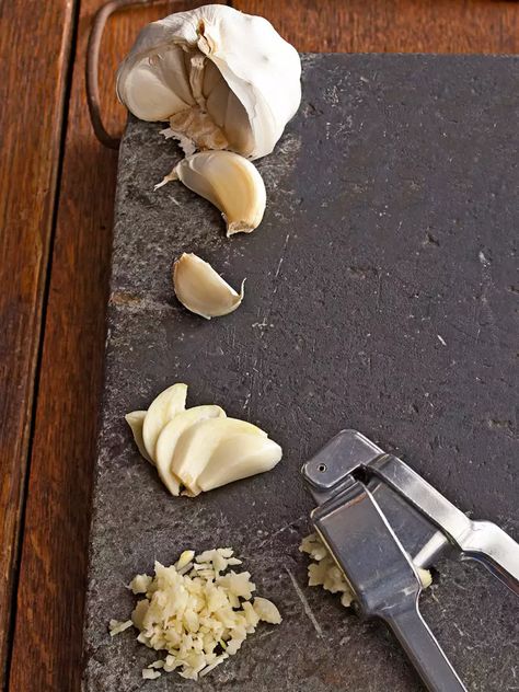 This Homemade Garlic Water Hack from TikTok Will Make Your Garden Thrive Garlic Companion Plants, Grow Garlic Indoors, How To Peel Garlic, Garlic Water, Organic Pesticide, Growing Garlic, Kitchen Skills, Natural Pest Control, Natural Fertilizer