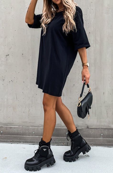 Shirt Dress Night Out, Black Dress With Oversized Shirt, Simple Rave Outfits, City Fashion Photography, Oversized Black T Shirt, T Shirt Dress Outfit, Gig Outfit, Tshirt Dress Outfit, Stylish Plus Size Clothing