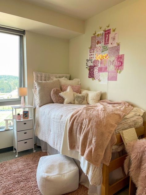 How cute is this dorm room? Obsessed with the trendy wall decor + lights + throw pillows for college dorm rooms and apartments! Dream room inspo! Elegant Dorm Room, Collage Dorm Room, Pretty Dorm Room, College Dorm Inspo, Dorm Room Layouts, Pink Dorm Rooms, College Dorm Room Inspiration, Dream Dorm Room, Dorm Room Decor Ideas