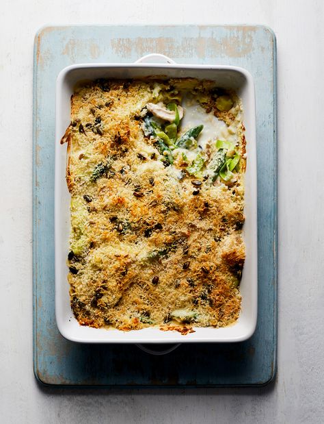 This creamy chicken, leek and asparagus ‘crumble’ recipe is less than 400 calories per serving and ready in 30 minutes – lovely midweek comfort food Savoury Crumble Recipes, Chicken Crumble Recipe, Healthy Midweek Meals, Chx Recipes, Savoury Crumble, Crumble Recipes, Chicken Cottage, Sainsburys Recipes, Chicken Recipes Boneless