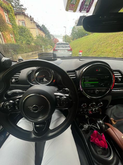 Mini cooper, dream car, that girl car Mini Cooper Convertible Interior, Mini Car Accessories, Mini Cooper Inside, Black Mini Cooper Aesthetic, Mini Cooper Aesthetic, Black Mini Cooper, Red Mini Cooper, Mini Cooper Interior, Mini Cooper Accessories