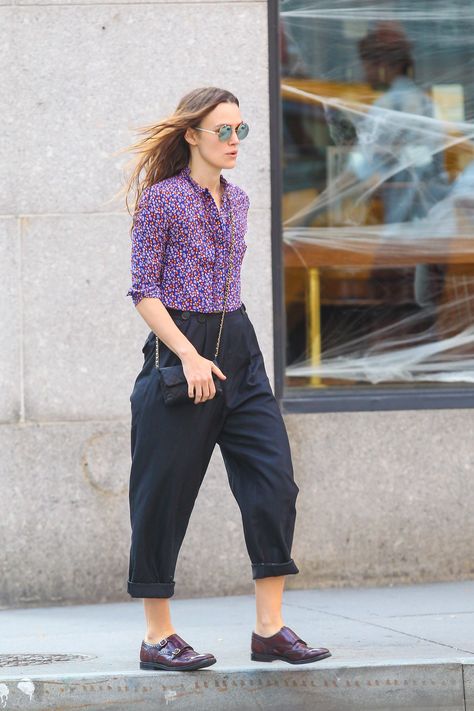 Hurt wrist!! Keira Knightley hold hands with husband James Righton while out and about in NYC<P>Pictured: Keira Knightley , James Righton<B>Ref: SPL1163903 291015 </B><BR/>Picture by: Splash News<BR/></P><P><B>Splash News and Pictures</B><BR/>Los Angeles:310-821-2666<BR/>New York:212-619-2666<BR/>London:870-934-2666<BR/>photodesk@splashnews.com<BR/></P> Keira Knightley Style, Red Carpet Outfits, Inspirational Sayings, Keira Knightley, Outfit Inspiration Fall, Celebrity Street Style, Style Crush, Casual Look, Look Chic