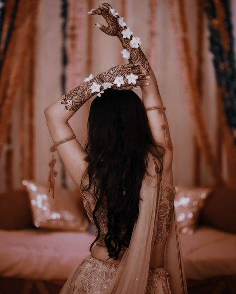 South Asian Aesthetic, Desi Love, Bride Photography Poses, Royalty Aesthetic, Royal Aesthetic, Indian Look, Indian Photoshoot, Traditional Indian Outfits, Bride Photography