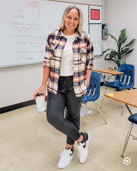 Teacher Outfits With Nike Sneakers, Teacher Flannel Outfit, Midsize Sneaker Outfit, Sneaker Teacher Outfit, Teacher Jogger Outfits, Midsize Teacher Outfits, Black Nike Sneakers, Black And White Flannel, Teacher Outfits Fall