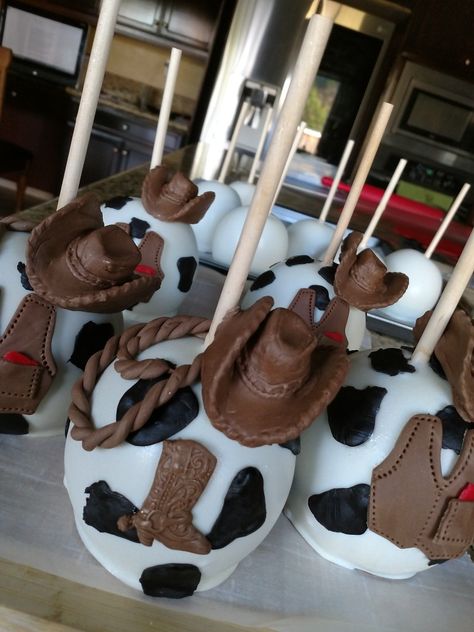 Toy Story Candy Apples, Cowboy Desserts, Candy Apples Caramel, Toy Story Birthday Cake, Cowboy Themed Birthday Party, Gourmet Candy Apples, Cowboy Candy, Toy Story Party Decorations, Chocolate Covered Apples