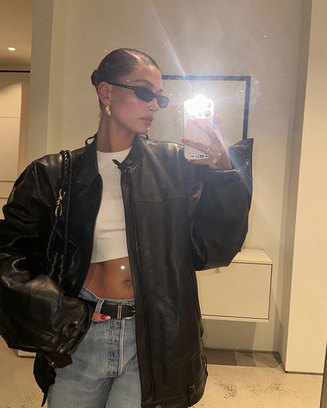 Estilo Hailey Baldwin, Fashion 60s, Hailey Bieber Outfits, Winter Mode Outfits, Hailey Bieber Style, Hailey Baldwin Style, Fashion 90s, 90's Fashion, Leather Jacket Outfits