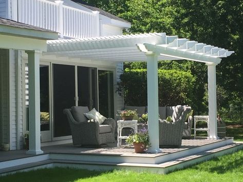 سلالم حلزونية, Case Creole, Attached Pergola, White Pergola, Vinyl Pergola, Vinyl House, Patio Deck Designs, Vinyl Exterior, Modern Pergola