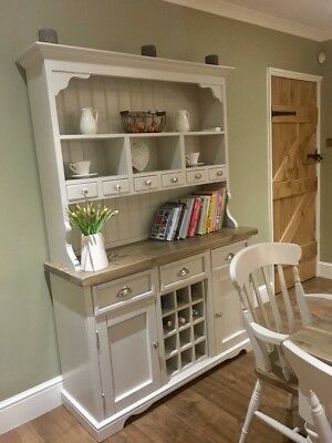 Shabby Chic Farmhouse Kitchen, Chic Farmhouse Kitchen, Dresser Farmhouse, Dining Room Dresser, Dresser Styling, French Dresser, Shabby Chic Wallpaper, Kitchen Unit, Welsh Dresser