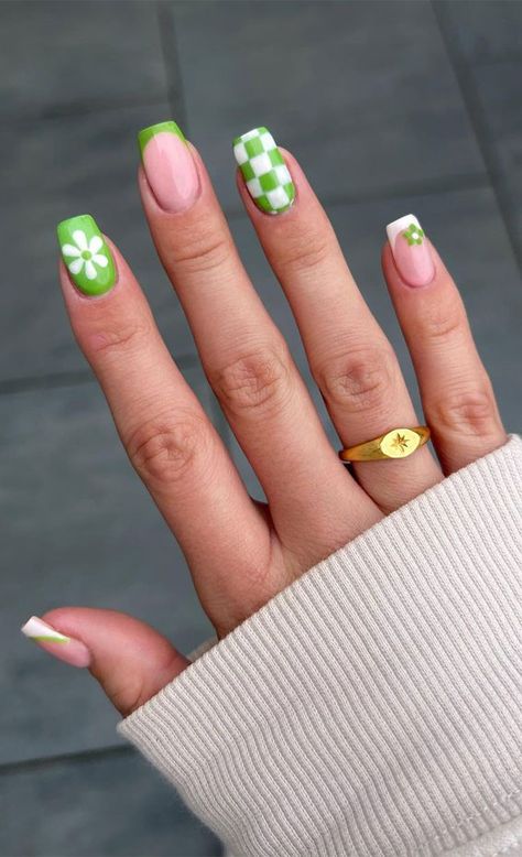 St Patricks Nail Designs, St Patrick Day Nails Acrylic, Nails Retro, Saint Patrick Nail, St Patricks Day Nails, Retro Nails, Square Nail, Vintage Nails, Floral Nail Designs