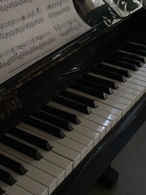 Kunci Piano, Piano Pictures, Piano Photo, Old Pianos, Piano Player, Playing Piano, Keyboard Piano, Dark Academia Aesthetic, Photo Vintage